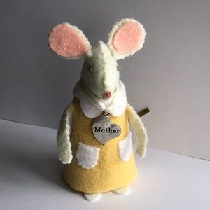 Mother felt Mouse art doll butter yellow dress pendant hand-sewn Handmade gift